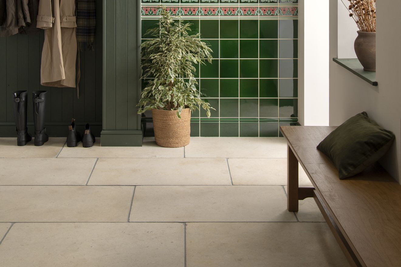 Clay_Rock_Tubelined_Dauphine_on_Victorian_green_with_border