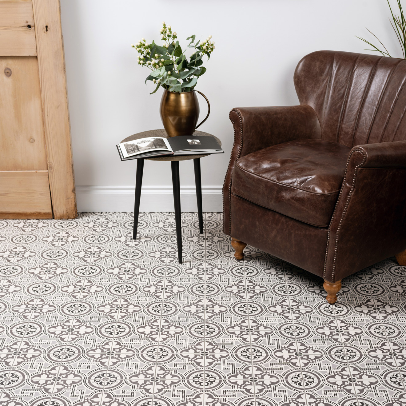 Original_Style_VFT_Salisbury_Black_on_Dover_White_7969V_Lounge_1jpg