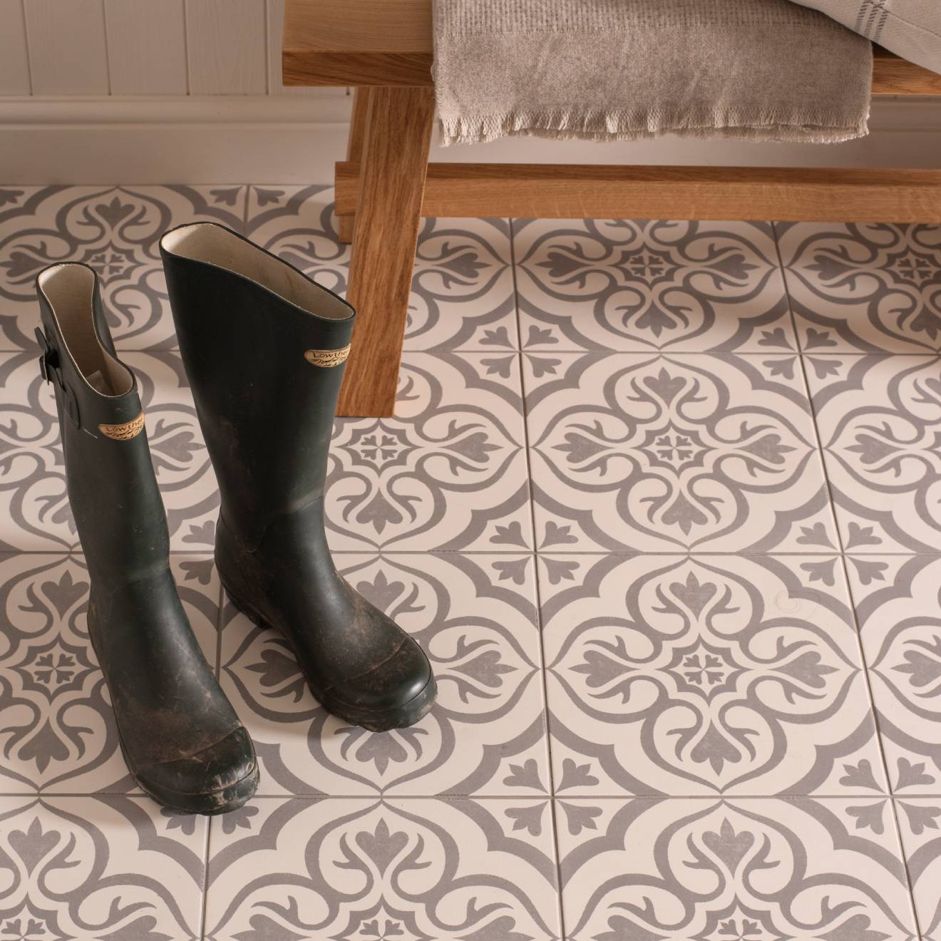 Original_Style_Odyssey_Knightshayes_Light_Grey_on_Chalk_IM-0023626_1